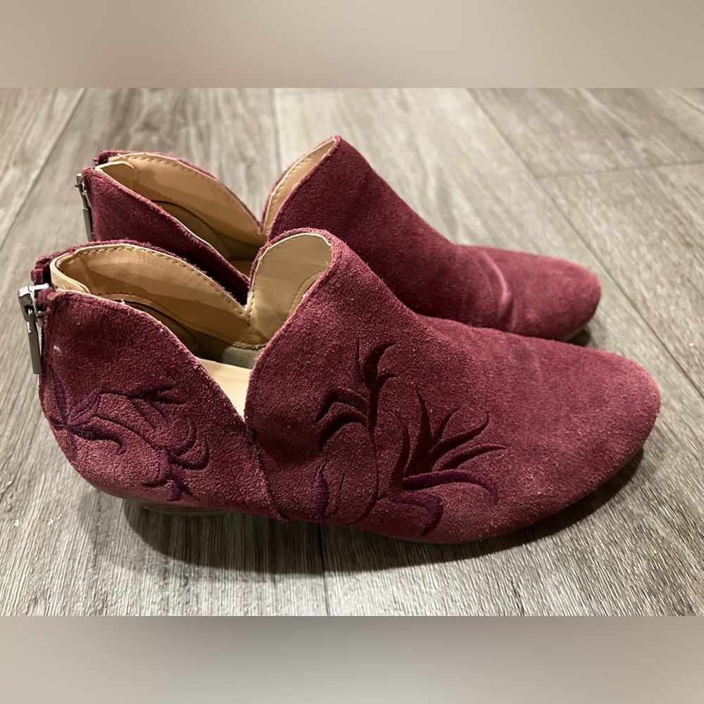 Reaction by Kenneth Cole red embroidered booties, size 7.5
